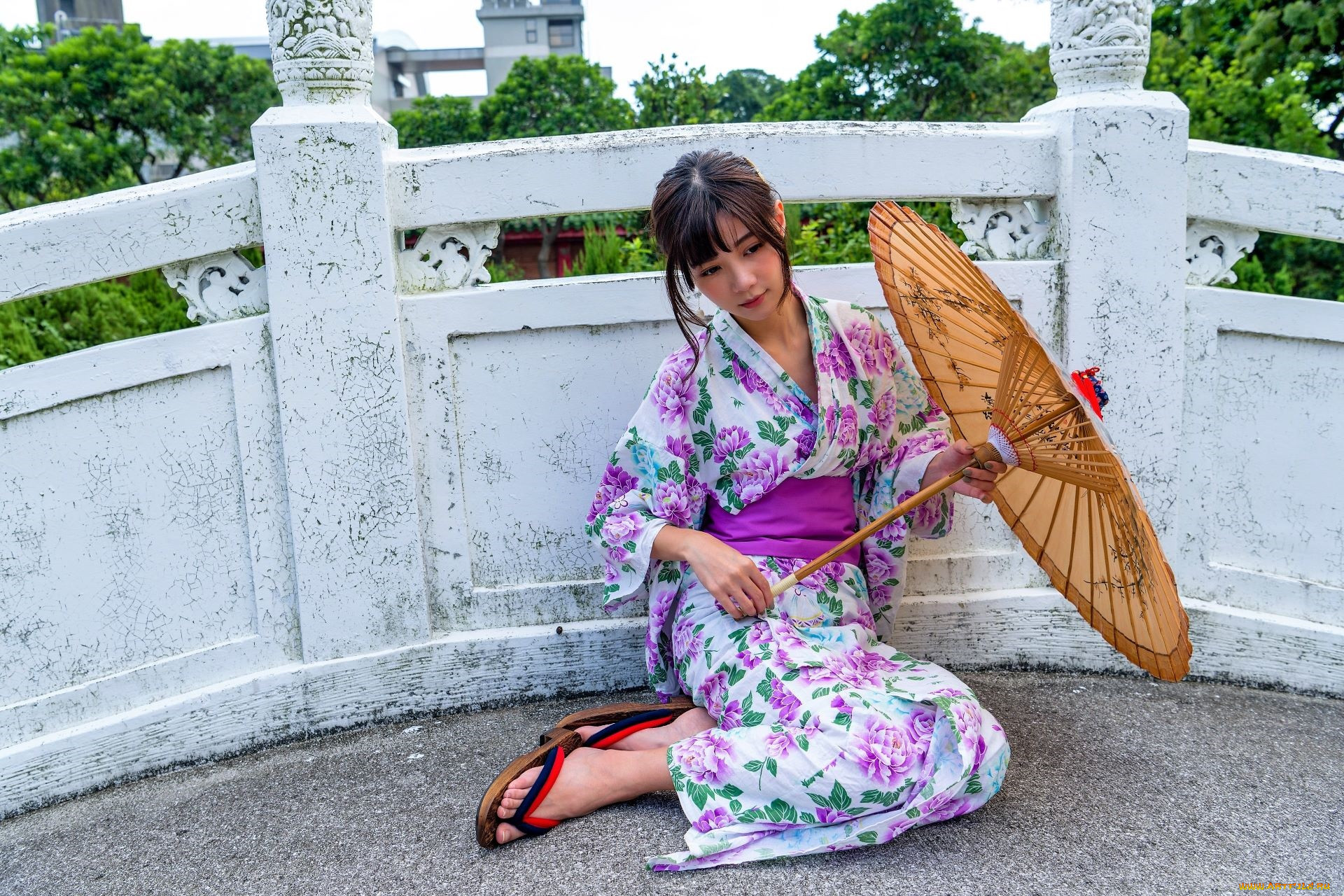 Сидит в кимоно